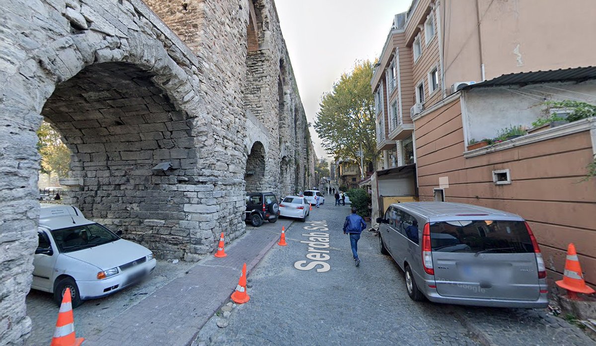 hayrettingunc's tweet image. İstanbul'un bazı yerleri gerçekten büyüleyici. Özellikle Tarihi Yarımada'da, sadece yayalaştırma ve ufak dokunuşlar ile etkileyici deneyimler mümkün. Örneğin, Valens Kemeri ve çevresi… Fatih ve Şehzade Camii arasında bir yaya koridoru yapay zeka ile böyle hayal edebiliyoruz.