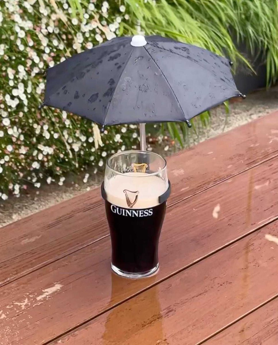 fred_rample's tweet image. 🍺🇮🇪 Guinness invente le Guinnbrella, un mini-parapluie conçu pour protéger votre pinte de la pluie
Une invention aussi absurde qu’irrésistible ! 
#Guinness #Insolite #TechFun #Innovation