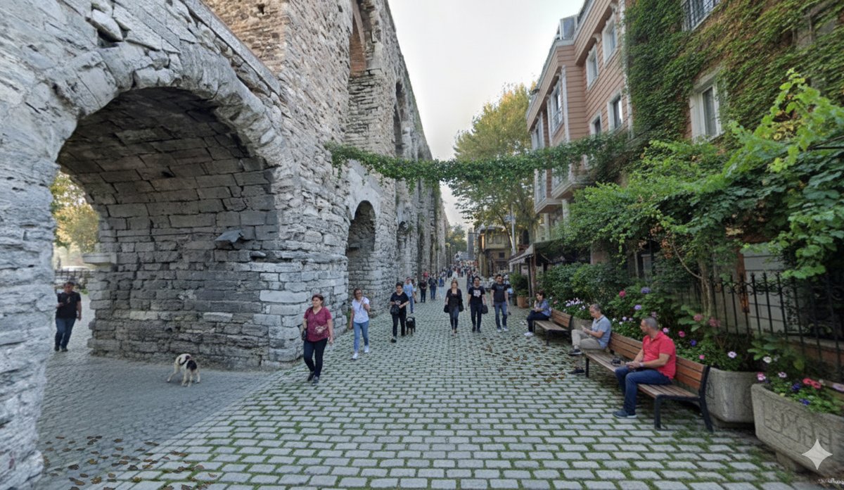 hayrettingunc's tweet image. İstanbul'un bazı yerleri gerçekten büyüleyici. Özellikle Tarihi Yarımada'da, sadece yayalaştırma ve ufak dokunuşlar ile etkileyici deneyimler mümkün. Örneğin, Valens Kemeri ve çevresi… Fatih ve Şehzade Camii arasında bir yaya koridoru yapay zeka ile böyle hayal edebiliyoruz.