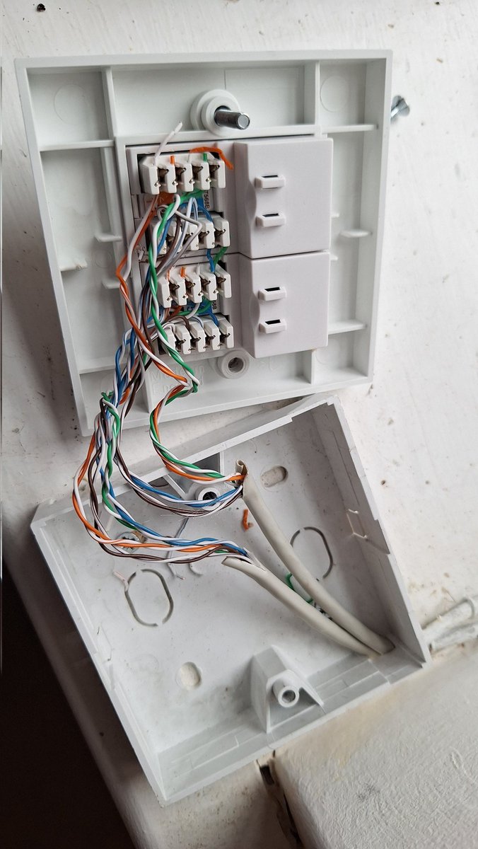 Harrison_IT's tweet image. Same with #datanetworking. Aside from a data centre, running ethernet in an office or home is not exciting. A good network shouldn&apos;t even be noticed. It just works.
Here&apos;s a before and after of a recent home network we put right.
