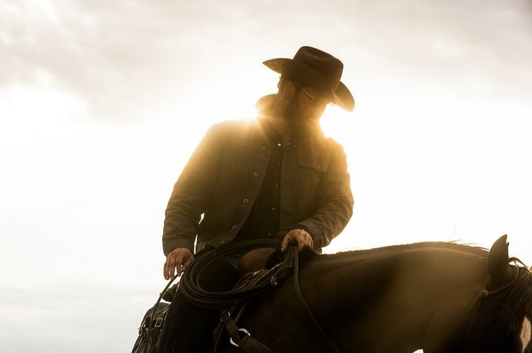 OutFitMeToo's tweet image. #MCM “Her man, her storm, her sunrise.” ☀️🖤
#BethRip #ColeHauser