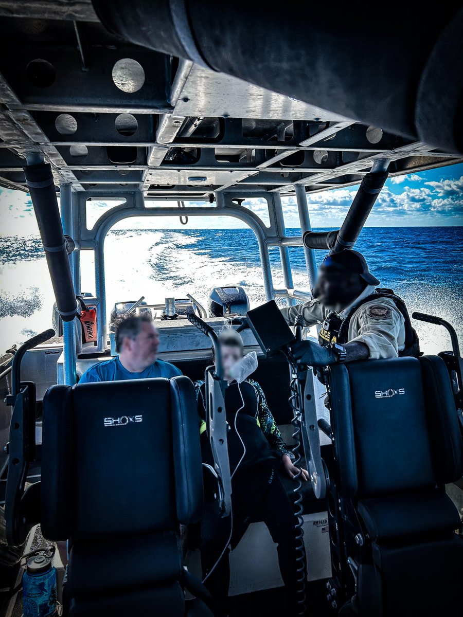 CBPAMO's tweet image. 🚨RESCUE - On Nov. 15, Key Largo Marine Interdiction Agents aboard a Coastal Interceptor Vessel answered a critical distress call 6nm off Key Largo. A #SCUBA diver, unconscious after a dive tank malfunction at 100’+, needed urgent help. Agents sprang into action, delivering…