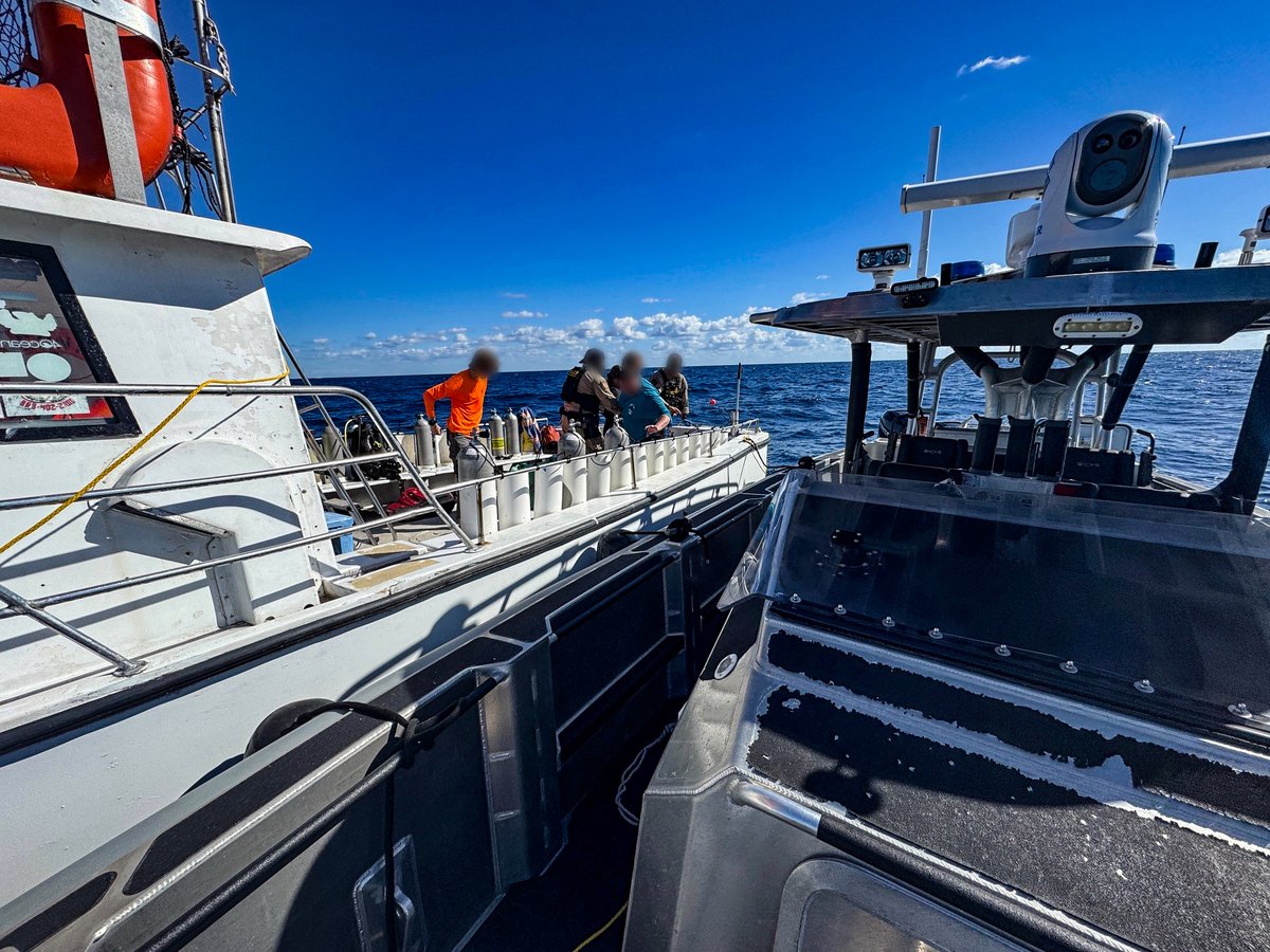 CBPAMO's tweet image. 🚨RESCUE - On Nov. 15, Key Largo Marine Interdiction Agents aboard a Coastal Interceptor Vessel answered a critical distress call 6nm off Key Largo. A #SCUBA diver, unconscious after a dive tank malfunction at 100’+, needed urgent help. Agents sprang into action, delivering…