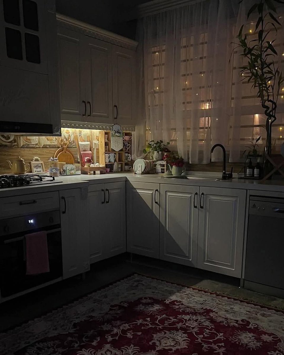 اوبسيسد بجمال المطبخ وهو اضاءته كده