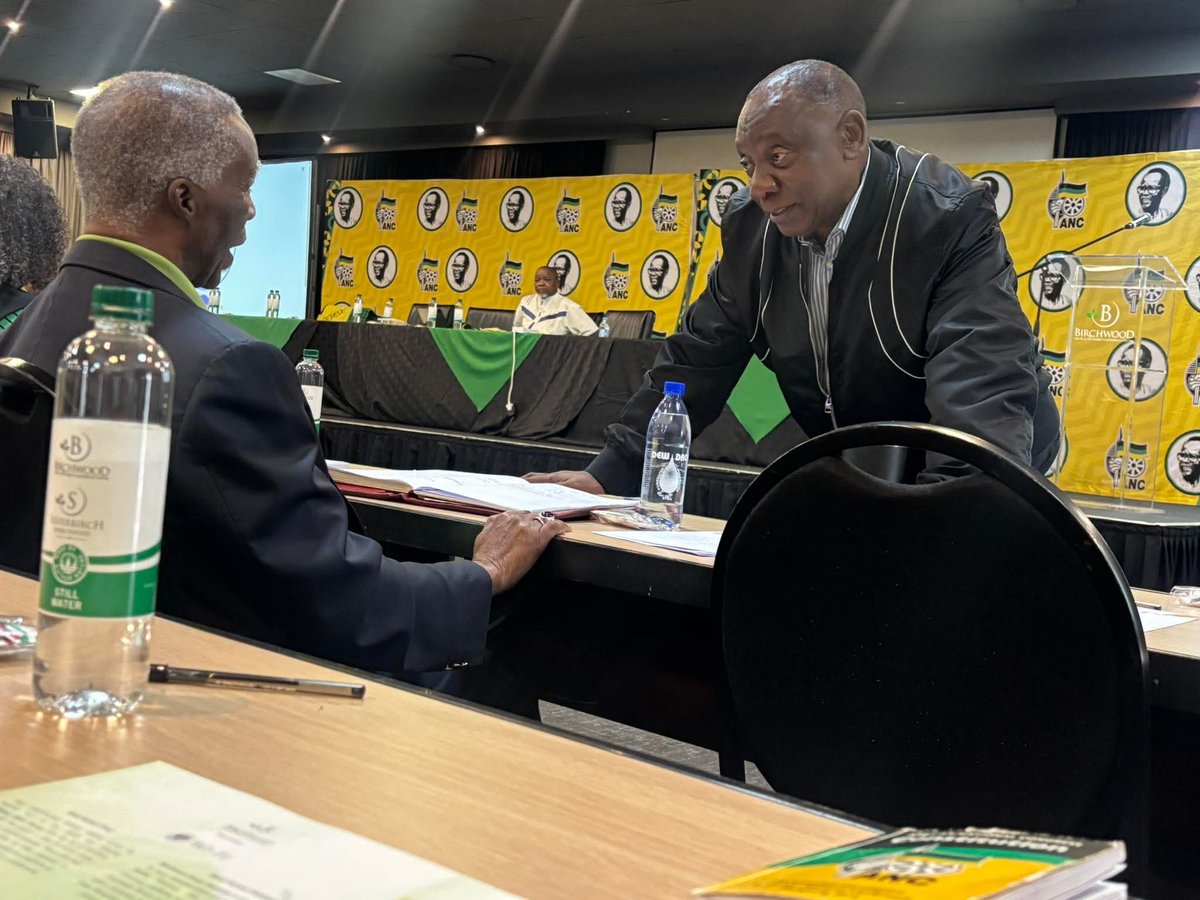 Constitution_94's tweet image. Thabo Mbeki is pretending to love Cyril Ramaphosa, but he doesn&apos;t. 

He doesn&apos;t wanna let go.

Ramaphosa is such a gentleman to still being tolerant &amp;amp; laughing with Zuma &amp;amp; Mbeki