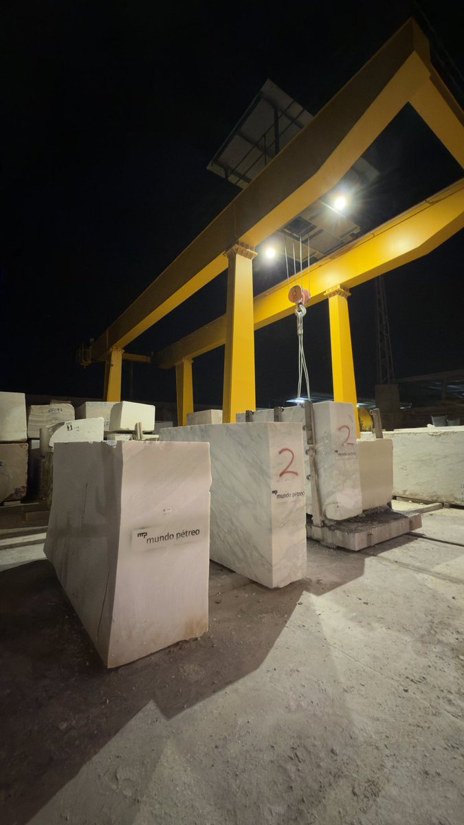 marbeautystone's tweet image. The journey begins here.
Preparing each marble block for cutting into 2 cm slabs — the first step before it becomes part of a design project.

From raw stone to refined detail.
At Mundo Pétreo, precision is our language.

 #Marble #DesignProcess #Architecture #InteriorDesign