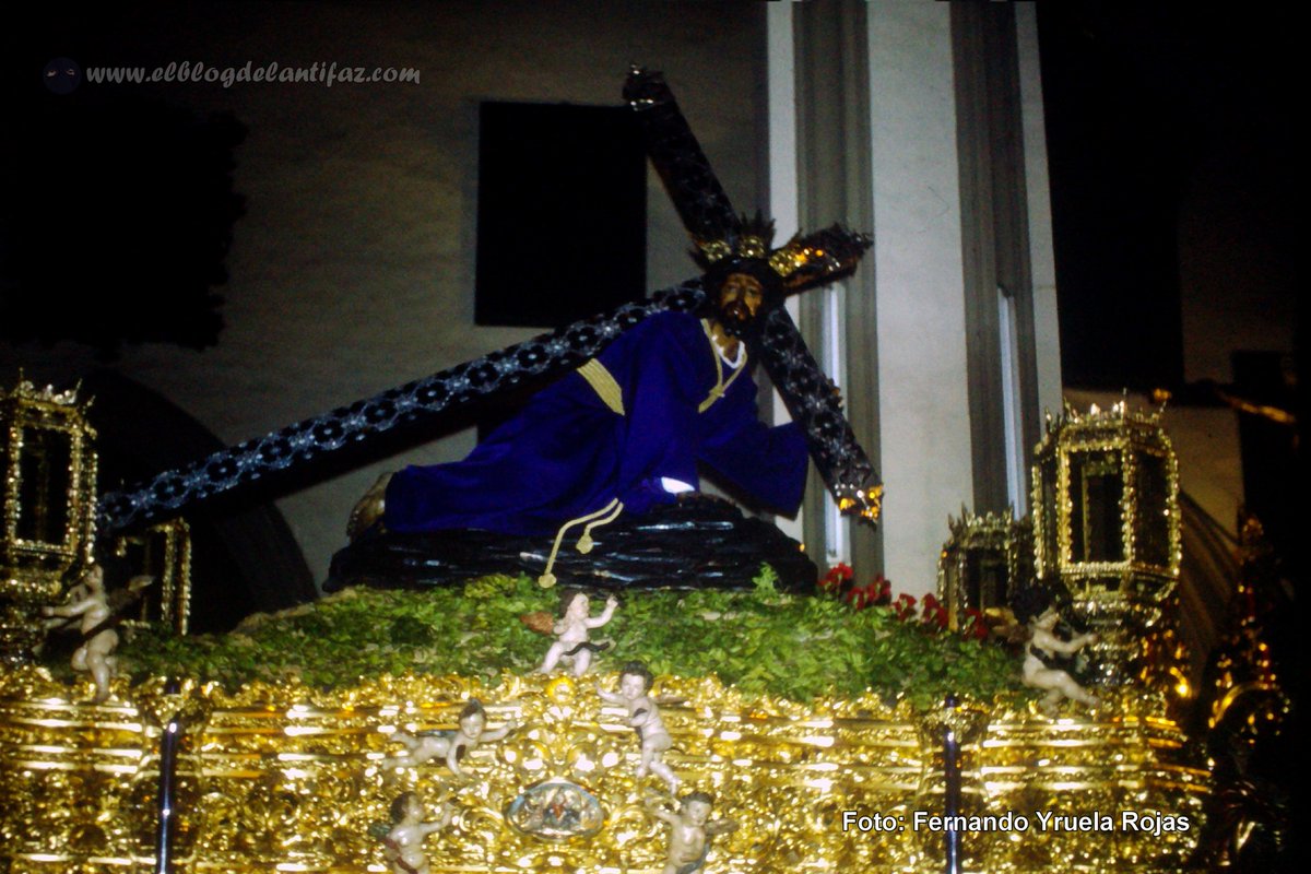 AntifazBlog's tweet image. 1975. Año del Centenario Fundacional de @LasPenas_  
📸 El Señor de las Penas sobre su paso, en un momento en el que aún no se había colocado el monte de claveles.