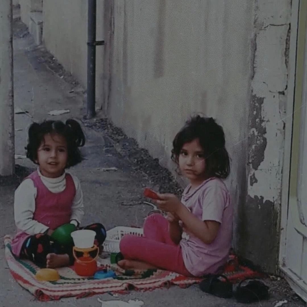 saraMhosseini's tweet image. من بالاخره یه ماشین زمان درست می‌کنم برمیگردم به این دوران :)