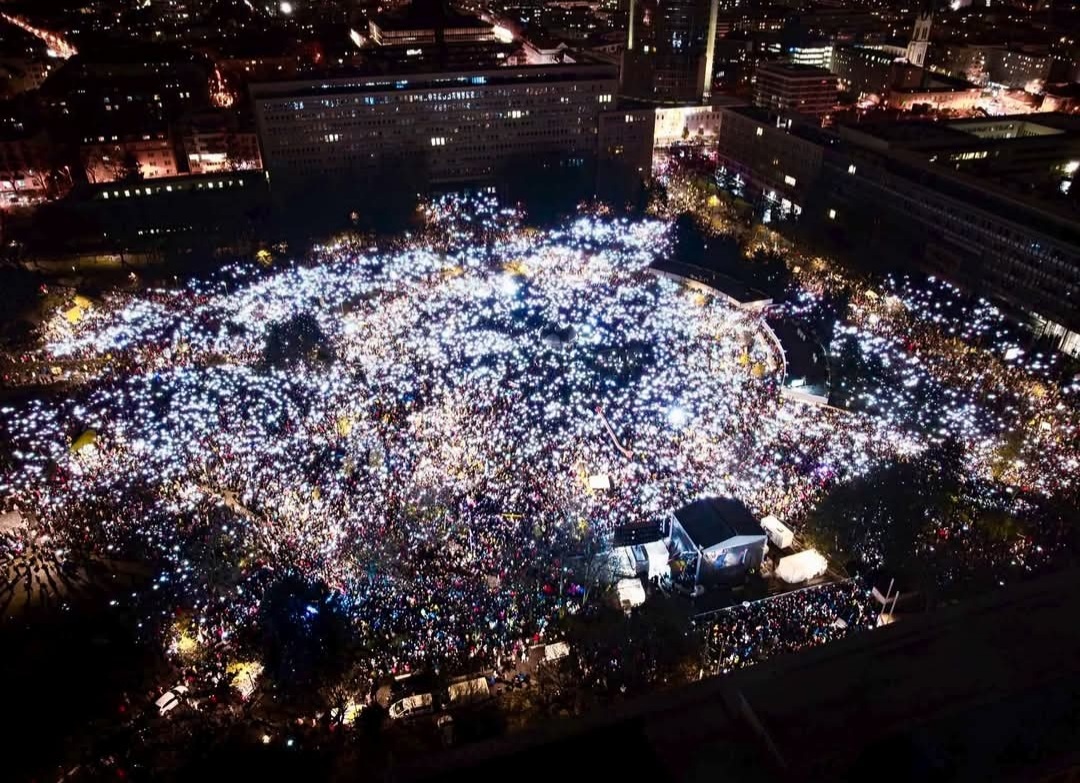 Takúto spontánnu podporu Fico nikdy neuvidí.
Ten už vidí tak maximálne odraz svetla od sivých hláv autobusmi navezených dôchodcov v Agrokomplexe. 🤡