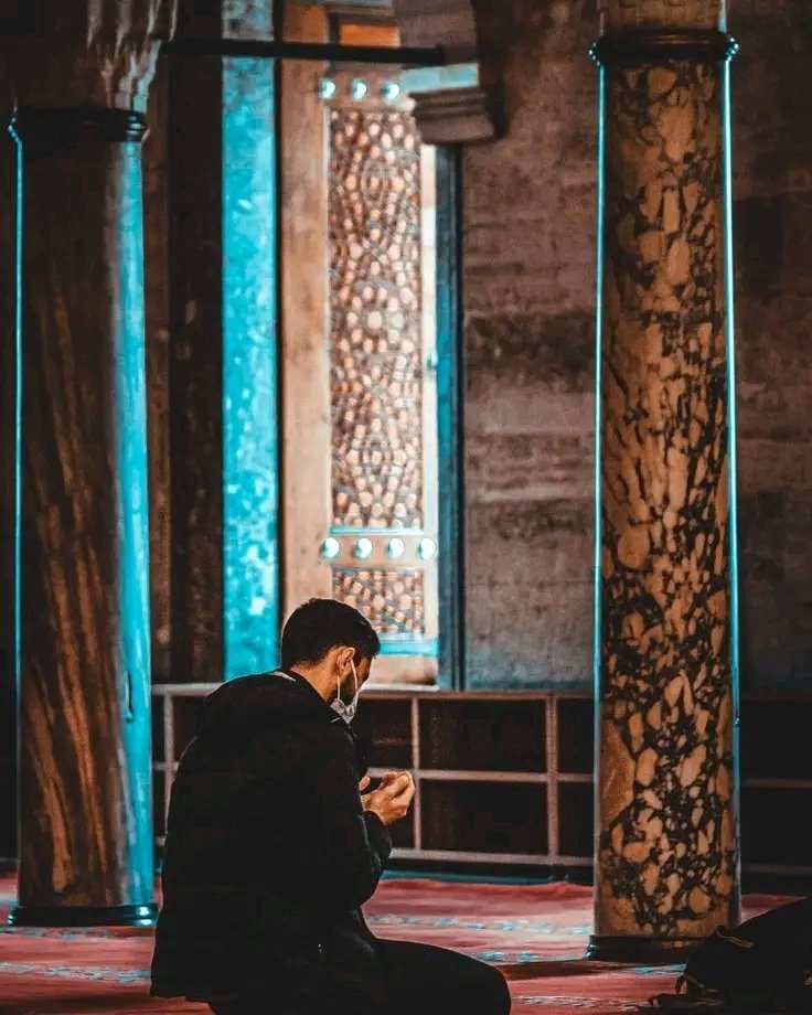 إِنَّا بِبَابِكَ… وَالآمَالُ لَيْسَ لَهَا
فِي ظُلْمَةِ الكَوْنِ إِلَّا الوَاحِدُ الأَحَدُ!

رَبٌّ عَظِيْمٌ… فَلَا مِثْلٌ وَلَا شَبَهٌ
كُلٌّ لِـمَرْضَاتِهِ يَسْعَىٰ… وَيَجْتَهِدُ!

يَا رَبِّ… مَا هَتَفَتْ رُوْحٌ بِهَا ثِقَةً
إِلَّا وَفَاضَ النَّدَىٰ… وَانْزَاحَ مَا تَجِدُ!