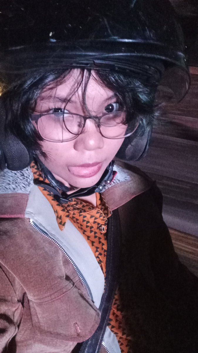 sosok pemuda banjir keringat setelah blazture (ya, ini depan videotron fisip)