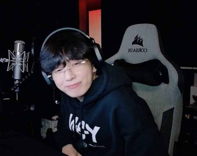 kookzlore's tweet photo. GAMER JUNGKOOK IS BACK 🎮 https://t.co/noQveGeekz