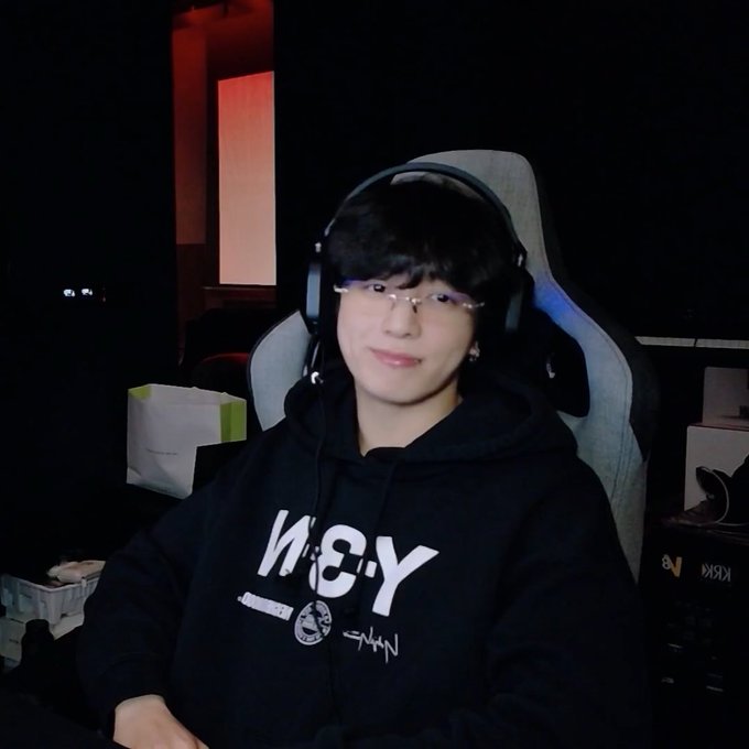 kookzlore's tweet photo. GAMER JUNGKOOK IS BACK 🎮 https://t.co/noQveGeekz