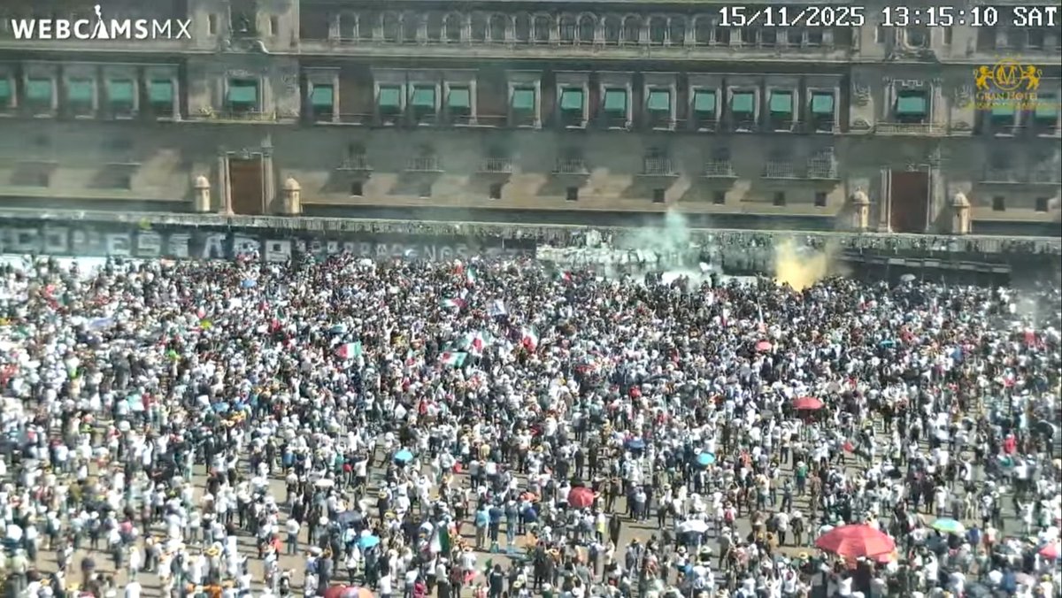 Princesamexica5's tweet photo. Así el acceso al Zócalo llegando por Madero.

Así más lento se llenaría la explanada y para que al llegar los recibieran con gases lacrímogenos.

Así de miserable el gobierno de @Claudiashein.
Adueñándose de una plaza pública, reprimiendo a manifestantes y en enviando porros
#15N https://t.co/MPCEg5U6yW