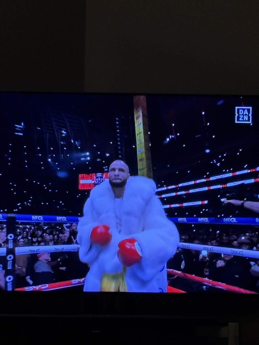 megameg543's tweet image. Me coming down for a midnight snack in my dressing gown x #eubank #benn #EubankBenn2 #boxing