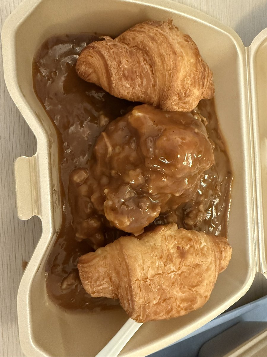 MaaaaGo08's tweet image. ミアレ名物 クロワッサンカレー？