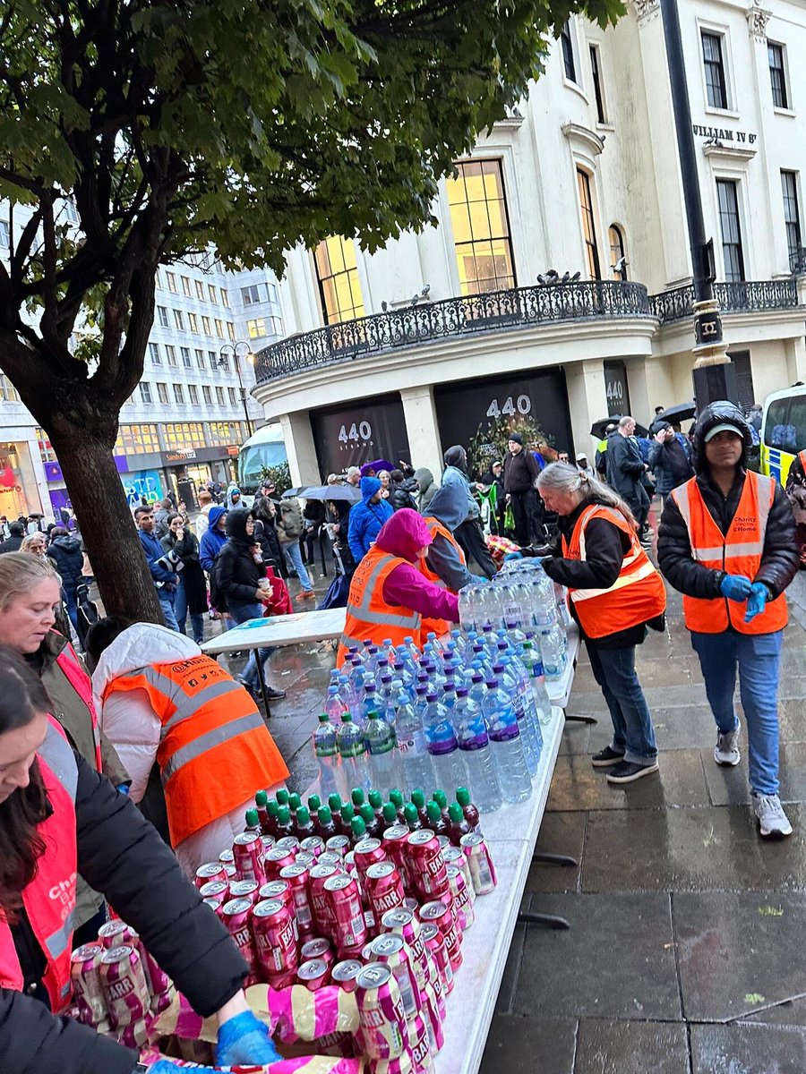 Ruby08855's tweet image. Today I am volunteering to distribute free water and food to the Poor and Homeless People. Although my feet are numb from standing, I feel very happy. . May there be more love and kindness in the world~🤗📷🥰