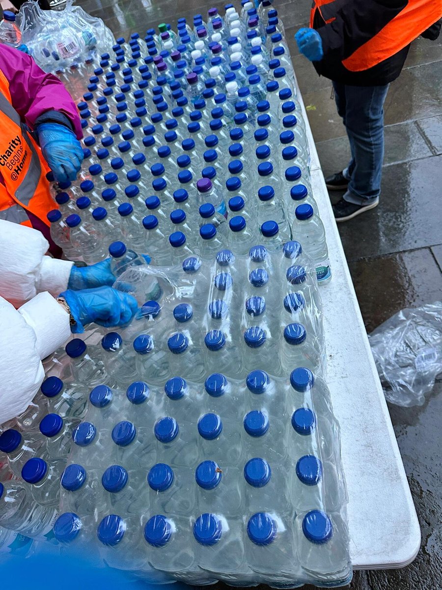 Ruby08855's tweet image. Today I am volunteering to distribute free water and food to the Poor and Homeless People. Although my feet are numb from standing, I feel very happy. . May there be more love and kindness in the world~🤗📷🥰