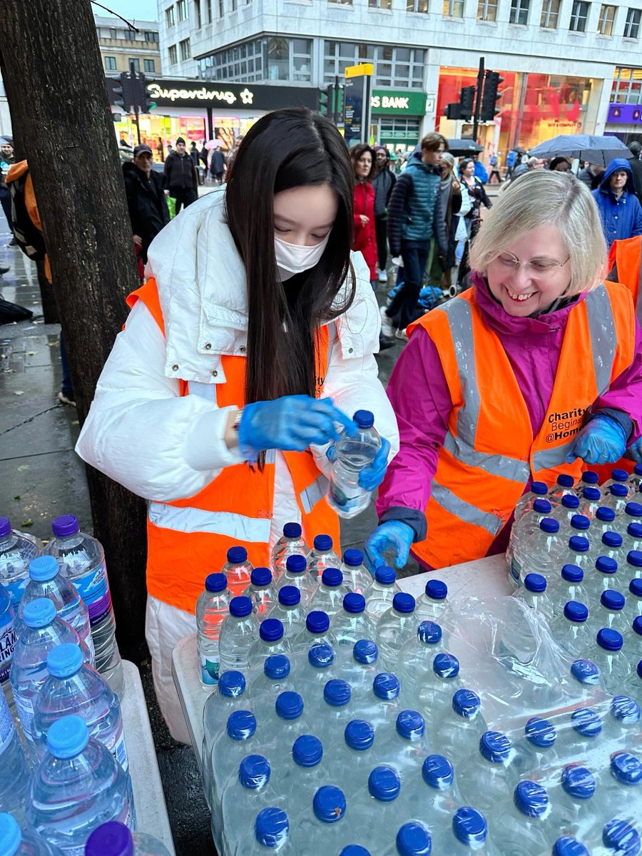 Ruby08855's tweet image. Today I am volunteering to distribute free water and food to the Poor and Homeless People. Although my feet are numb from standing, I feel very happy. . May there be more love and kindness in the world~🤗📷🥰