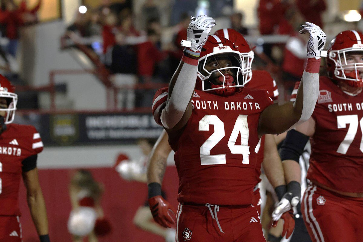 Ballknowball's tweet image. WHAT A GAME!!! SOUTH DAKOTA SURVIVES IN 5 OVERTIMES VS SOUTHERN ILLINOIS 

#17 USD 53, #21 SIU 51 

A. Bouman - 21/30 for 300 yards 5 TD 1 INT
L. Fenner - 6 rec for 130 yards 3 TD

D. Williams - 19/31 for 303 yards 4 TD, 16 carries for 89 yards

#FCS #MVC