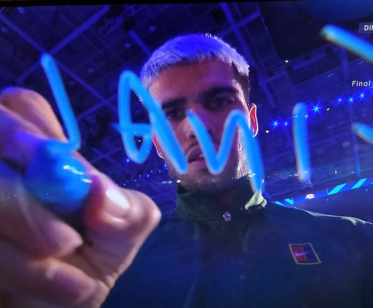 Carlitos no juega al tenis; crea arte en la pista. Su imaginación convierte lo imposible en natural y su talento transforma cada partido en una obra única, llena de emoción y belleza.

Saludos