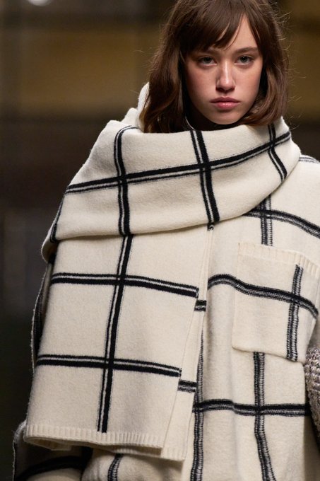 الوشاح يعود بقوة هذا الخريف أناقة عملية تكمّل إطلالتك بلمسة فخمة 