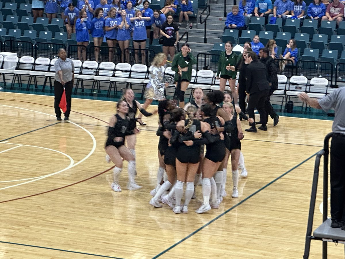 LeanderisdATH's tweet image. Got the W! Nothing feels better than a team win. Next stop Garland! 🏆🏐 @cphsvb2018