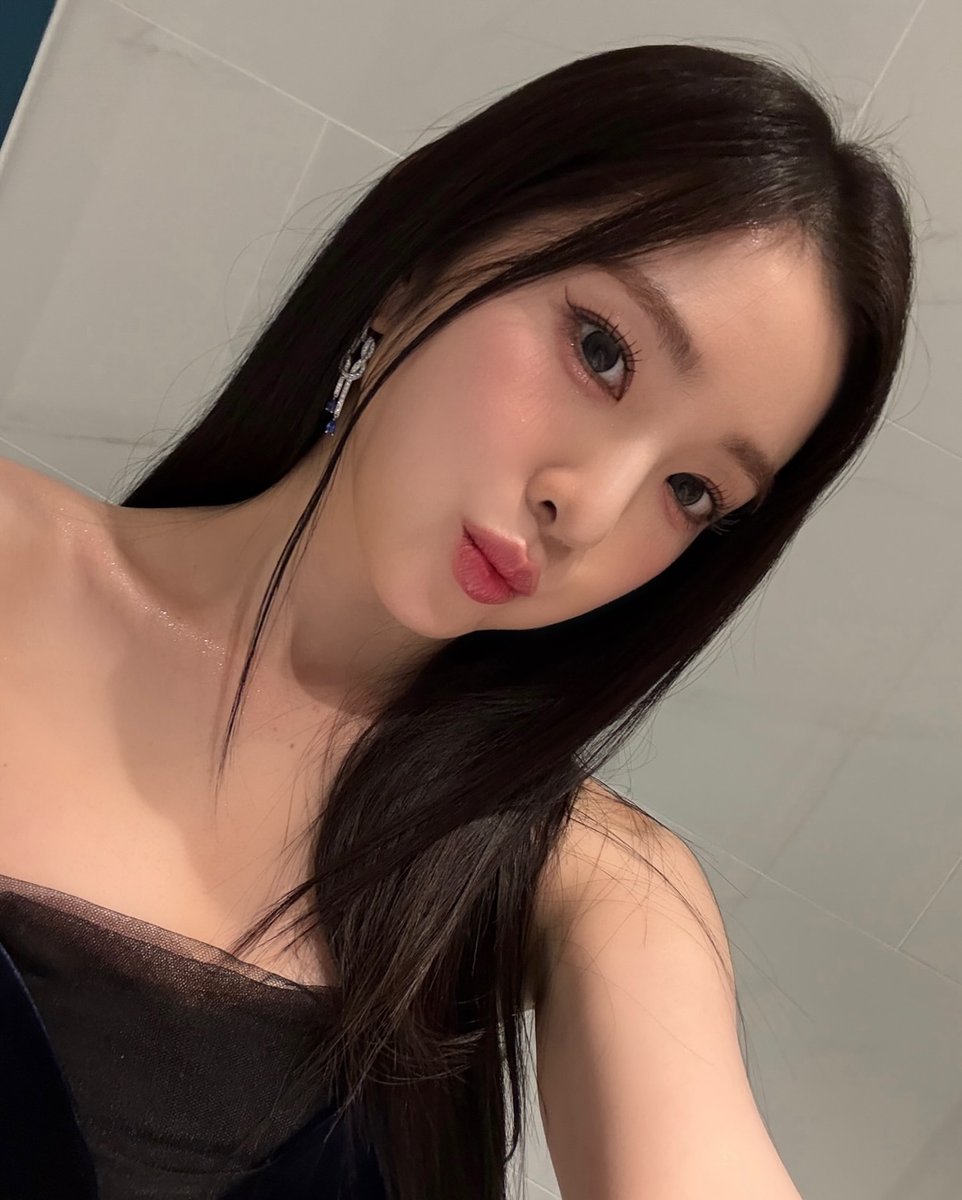 rvstgrm's tweet image. [INSTAGRAM POST]

IRENE at #KGMA 🎤🩷

#IRENE #아이린 @.renebaebae 
#RedVelvet #레드벨벳 
#KGMA2025
instagram.com/p/DRCvYHOEjD9

@RVsmtown #RedVelvet #레드벨벳  
251115 · 01:00:52 KST