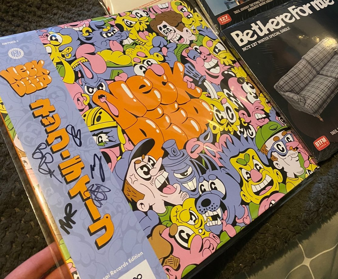 NOSHAMEMAX's tweet image. seen a few of the 5sos assai records, please tell me why they decided to sign the wrong side of them ahahahah