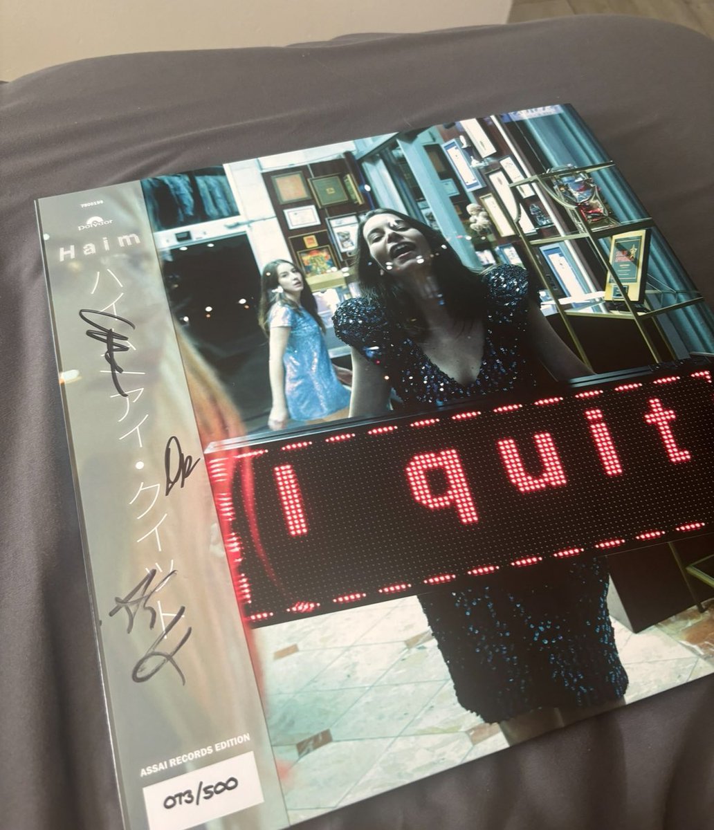 NOSHAMEMAX's tweet image. seen a few of the 5sos assai records, please tell me why they decided to sign the wrong side of them ahahahah