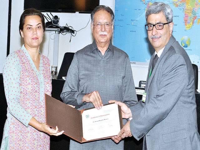 DocUsmankhan's tweet image. This woman wrote the Economist article with Owen Bennett John

I wonder 

بشری تسلیم صاحبہ اور جناب پرویز رشید صاحب۔۔