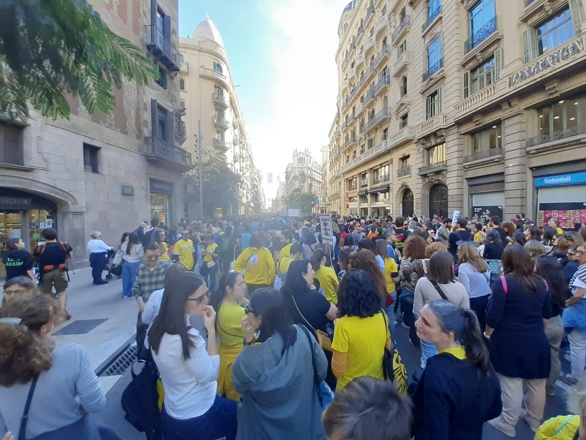 Milers de persones de la comunitat educativa hem sortit als carrers de Barcelona a exigir millores en les condicions laborals i la dimissió de la Consellera.

✊🏽JA N'HI HA PROU❗️
🔥Mobilitzar-se és l’ÚNIC CAMÍ per aconseguir ➕Salari ➖Ràtios
➕Democràcia ➖ Burocràcia