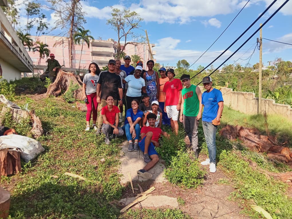 DianaSedalYanes's tweet image. Sábado de trabajo duro. Fue una jornada intensa y fructífera. Nadie se detuvo, los troncos no se resistieron y nuestros jóvenes le dieron con todo. Seguimos en #modorecuperacion