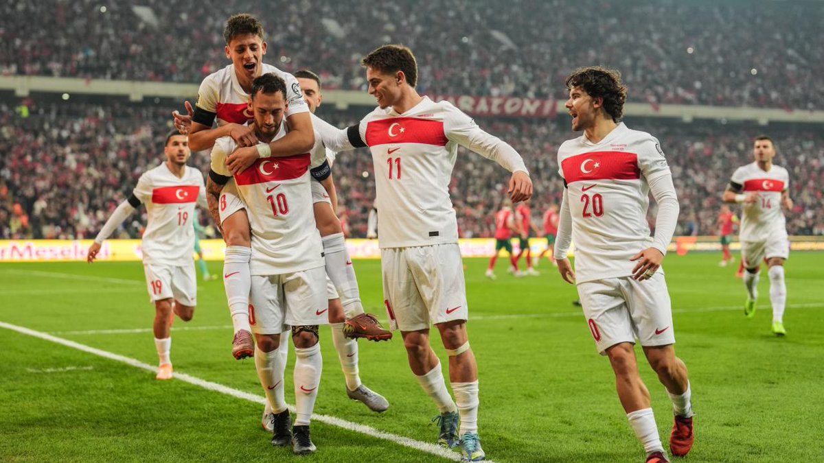 izmirreport's tweet photo. 🌟 Bizim Çocuklar Bulgaristan’ı 2-0 Yendi! 🇹🇷⚽
Türkiye, 2026 Dünya Kupası E Grubu maçında Hakan Çalhanoğlu’nun penaltısı ve Bulgar oyuncunun kendi kalesine attığı golle sahadan galip ayrıldı. Play-off turundaki rakip 20 Kasım’da belli olacak.
#BizimÇocuklar #MilliTakım https://t.co/2Cr6IwbblC