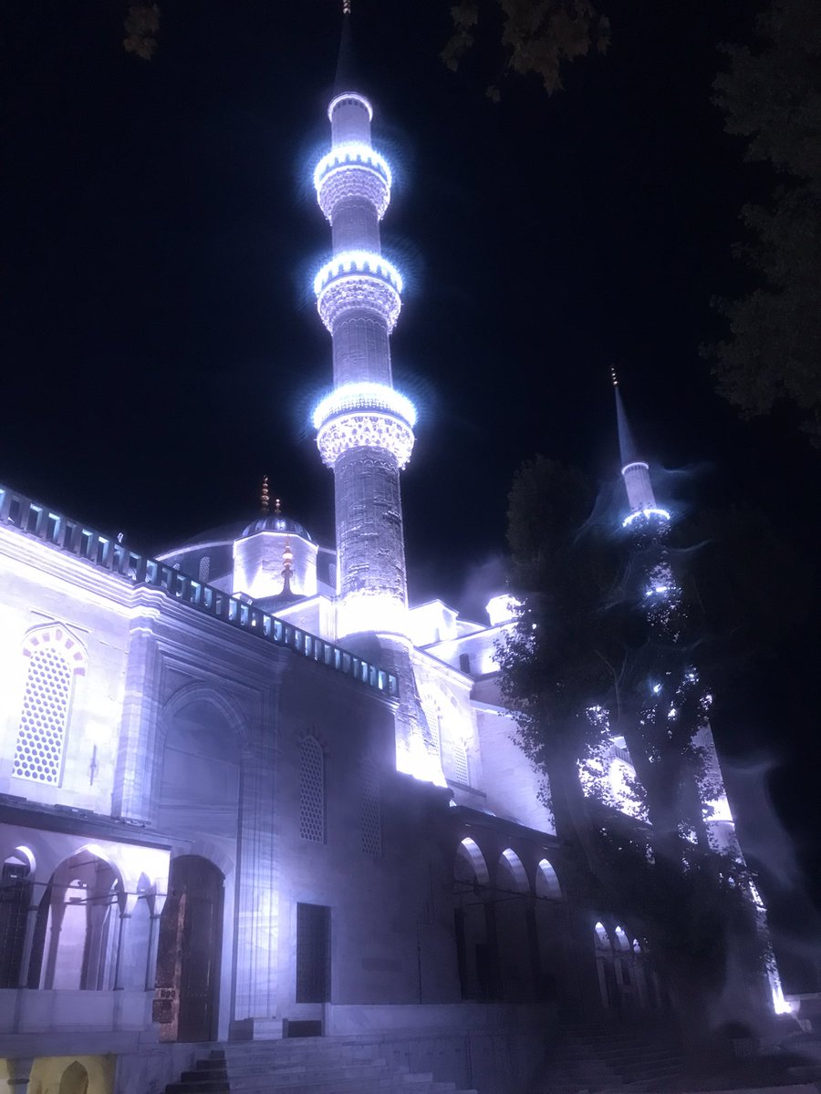 Kunut, uzunca bir kıyam, taat, huşu, sükût, manalarını taşır... 

Lisanımızda divan durmak tabir edilir... 

En faziletli namaz kunutu uzun olandır..