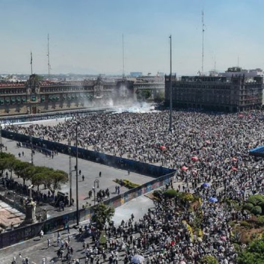 El Zocalo lleno por los manifestantes de la #MarchaNacional , a pesar de que bloquearon con vallas y granaderos TODOS los accesos al #Zocalo