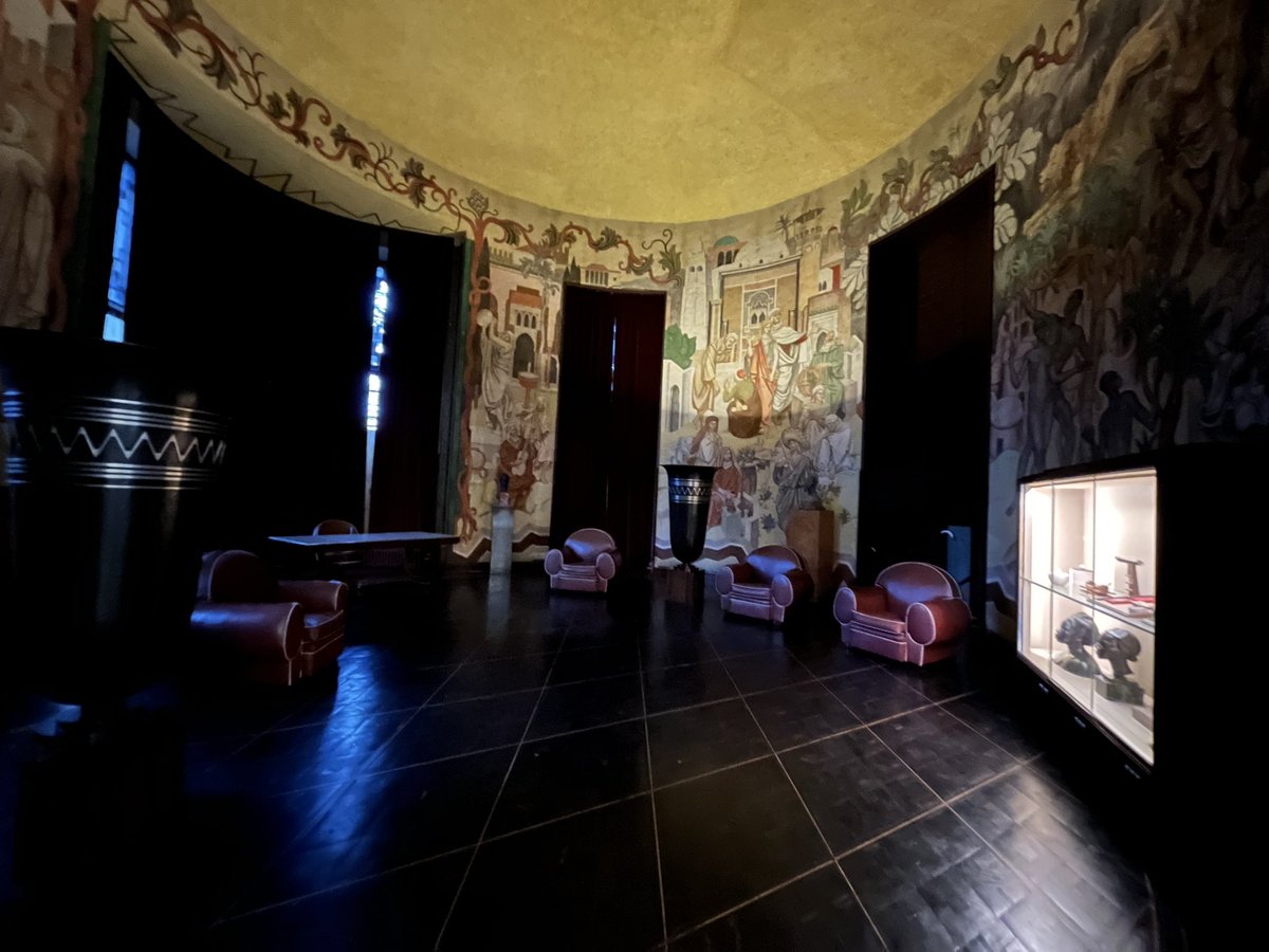 lbontan's tweet photo. Visite du Palais de la Porte Dorée, véritable joyau de l’#ArtDéco : salon des laques, architecture monumentale.
Seul vestige de l’Exposition coloniale de 1931, il rappelle la mise en scène d’une « Plus Grande France » et la vision ethnocentrée qui accompagnait ce projet. https://t.co/DEfL1aemhZ