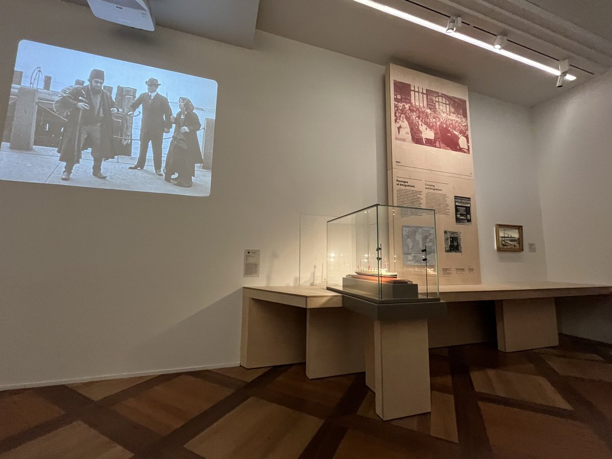 lbontan's tweet image. L’exposition permanente offre une plongée dense dans les mouvements migratoires en France, de 1685 à aujourd’hui.
Archives, statuts, circulations, récits : une histoire qui montre combien les migrations ont façonné notre vie sociale, économique et politique. #Histoire #Migrations