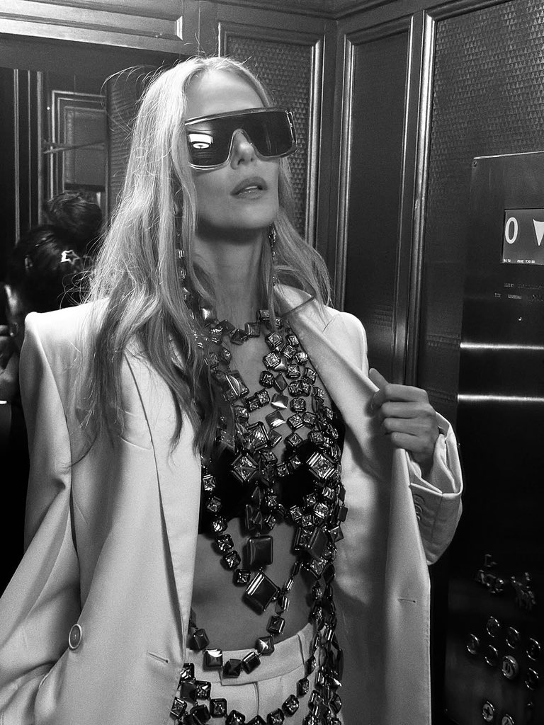 Charlize7675289's tweet photo. PARIS #Givenchy https://t.co/YnXmaQnK5Z