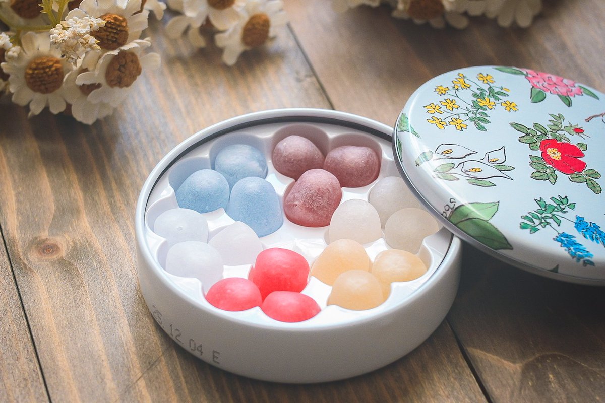 お茶会は、ネアちゃんもきっと気に入ってくれる六花のつゆと紅茶でこっそりこの時間に遅れて参加。

くすまもランクイン、このお話が今もまだ愛され残り続けていることを感じられて嬉しい…

 #あわいの民エアお茶会