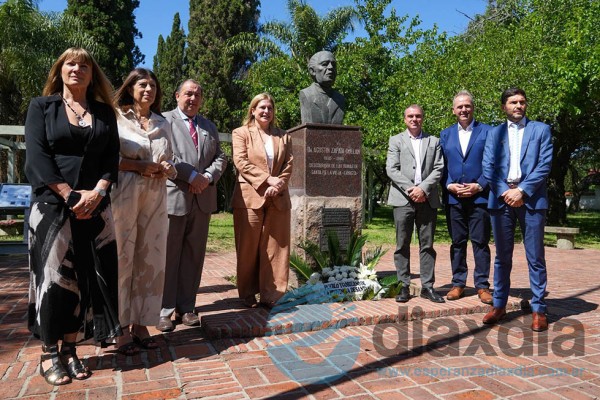 Autoridades provinciales en el acto por el 452º aniversario de la fundación de Santa Fe dlvr.it/TPHXdc