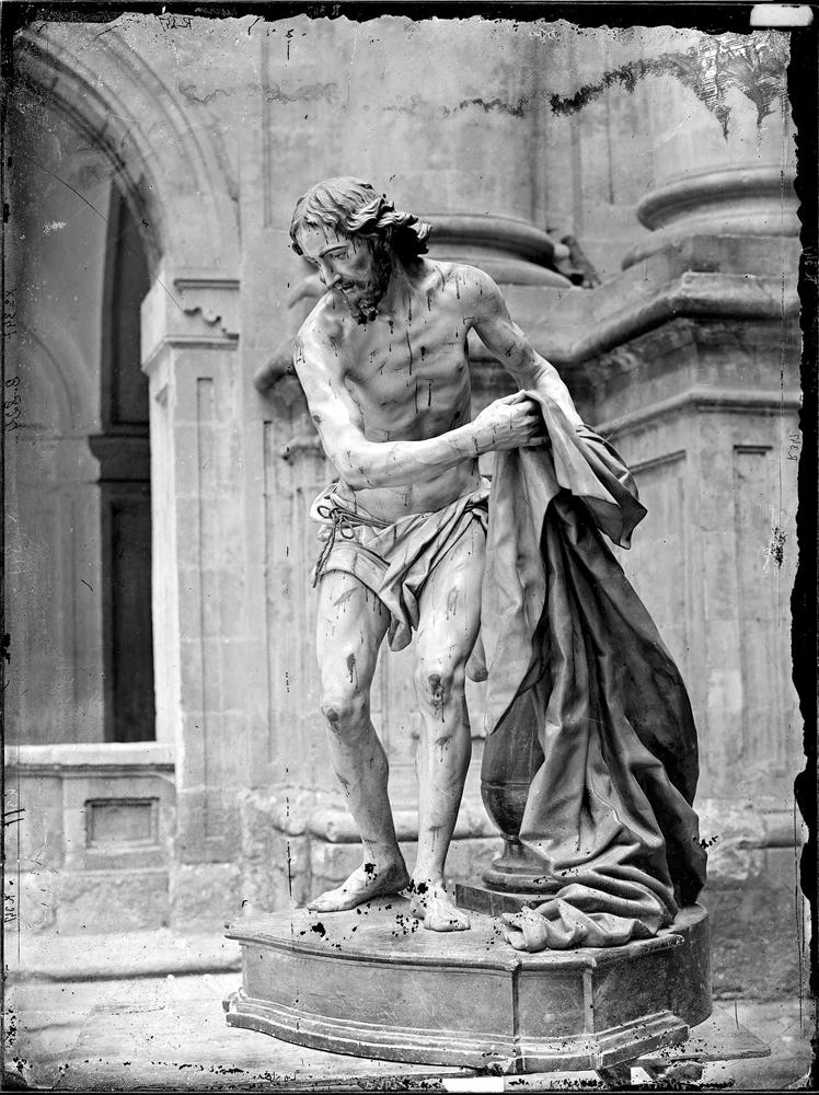 Curiosa fotografía del "Cristo recogiendo las vestiduras" (Luis Salvador Carmona, 1760) en el claustro de la Clerecía de Salamanca.