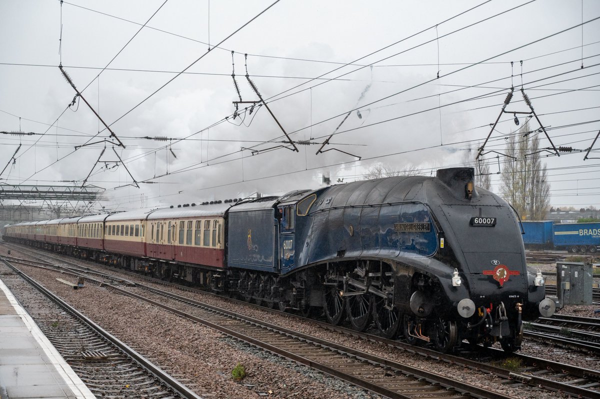 A4 Pacific 60007 "Sir Nigel Gresley" passes Doncaster working 1Z48 0744 London Kings Cross to York
"The Christmas White Rose"