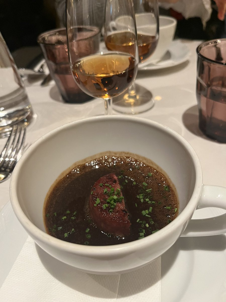 beduin01's tweet image. Mårten Gås slarvar man inte över hur som helst, och så här ter den sig på Wasahof i hufvudstaden - svartsoppa/torr sherry, själva huvudattraktionen med gott rött på cabernet franc och avslut med smördegsinbakade äpplen med vaniljglass och dessertvin från Hugel. Bra sittning