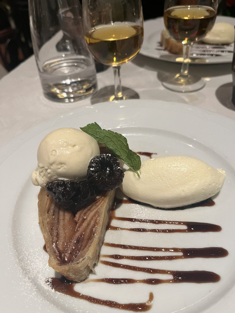 beduin01's tweet image. Mårten Gås slarvar man inte över hur som helst, och så här ter den sig på Wasahof i hufvudstaden - svartsoppa/torr sherry, själva huvudattraktionen med gott rött på cabernet franc och avslut med smördegsinbakade äpplen med vaniljglass och dessertvin från Hugel. Bra sittning