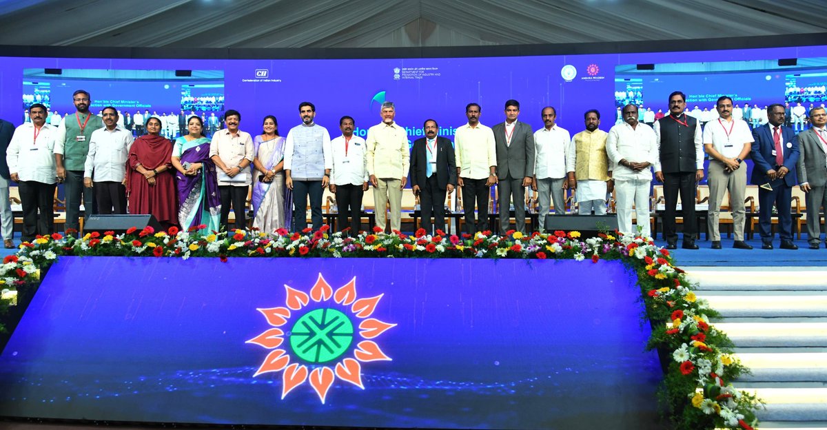 amaravatinews24's tweet photo. 𝐀𝐧𝐝𝐡𝐫𝐚 𝐏𝐫𝐚𝐝𝐞𝐬𝐡 𝐒𝐞𝐜𝐮𝐫𝐞𝐬 ₹𝟏𝟑.𝟐𝟓 𝐋𝐚𝐤𝐡 𝐂𝐫𝐨𝐫𝐞 𝐯𝐢𝐚 𝟔𝟏𝟑 𝐌𝐨𝐔𝐬! says GoAP
👷 16,31,188 employment opportunities
📝 613 MoUs signed
🔝 Top 3 Sectors by Investment
⚡ Energy Sector → ₹5,33,351 Cr
🏭 Industries Sector → ₹2,80,384 Cr
🛣️ Infrastructure Sector → ₹2,01,758 Cr
🏭 Investments poured across 12 major sectors
📈 Investments exceeded expectations by 30% above the original target 

#AndhraPradesh #India