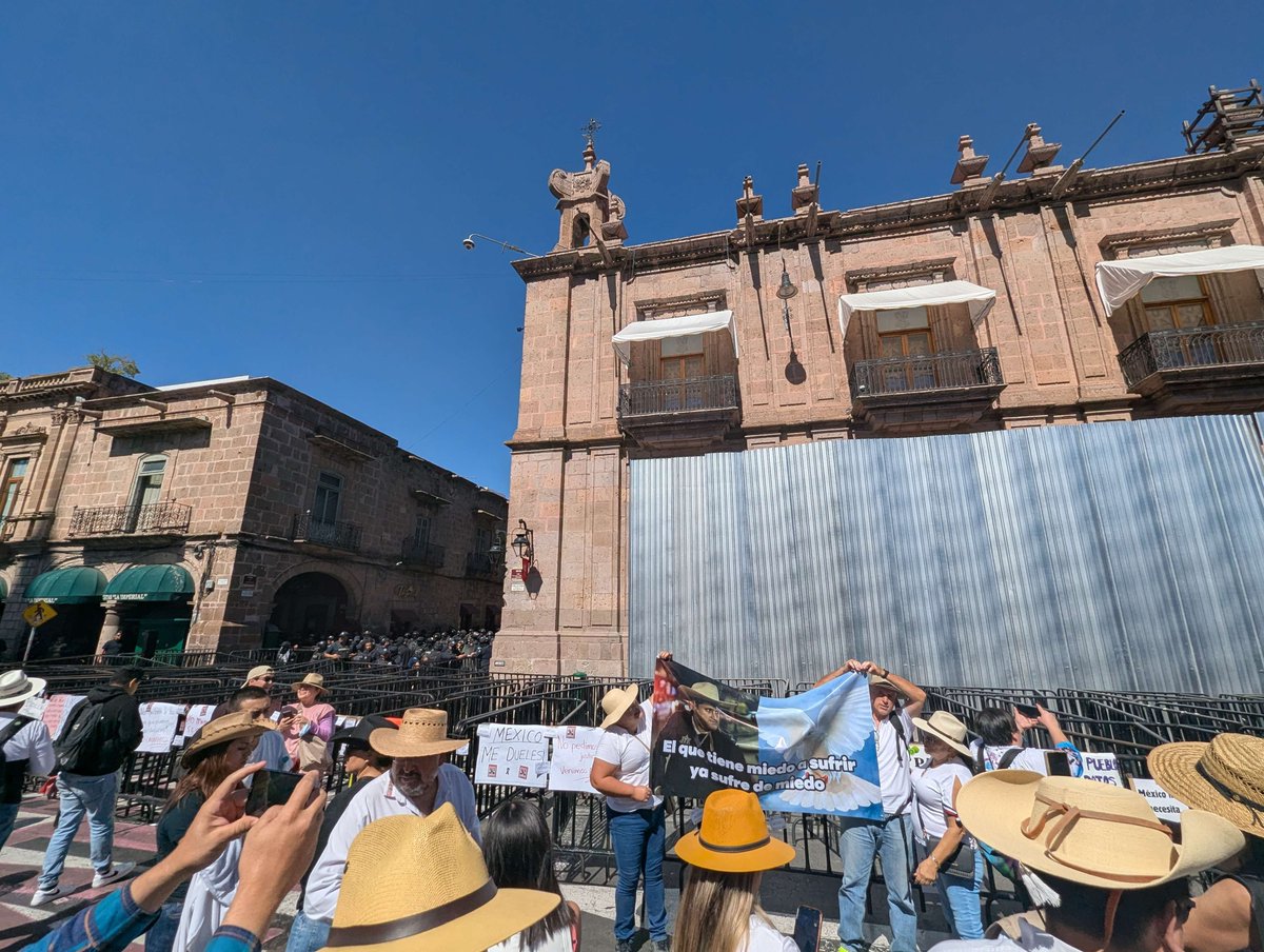 bronzeskinbrody's tweet image. Esperan a que la gente se descuide, agarran a los estudiantes que andan solos, y les implantan droga. Es una práctica común de la policía en México.