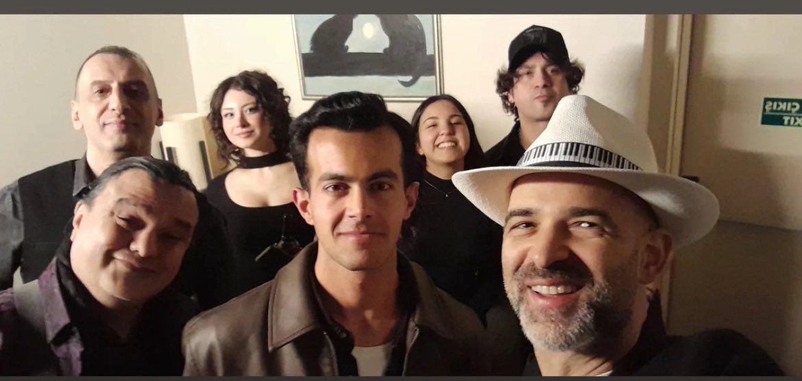 Ne kadar harikaydınız bu akşam!

Nurhan Artar’ın telefonla çektiği bu 3 fotoğraf ile bu harika geçen akşamdan anları sayfama bırakıyorum!

Değerli orkestrama (Eser Taşkıran, Efe Ekşioğlu, İbrahim Gönenç, Aydinç Kişin, Sıla)  ve bizi dinlemeye gelen herkese teşekkür ederim🎸👍