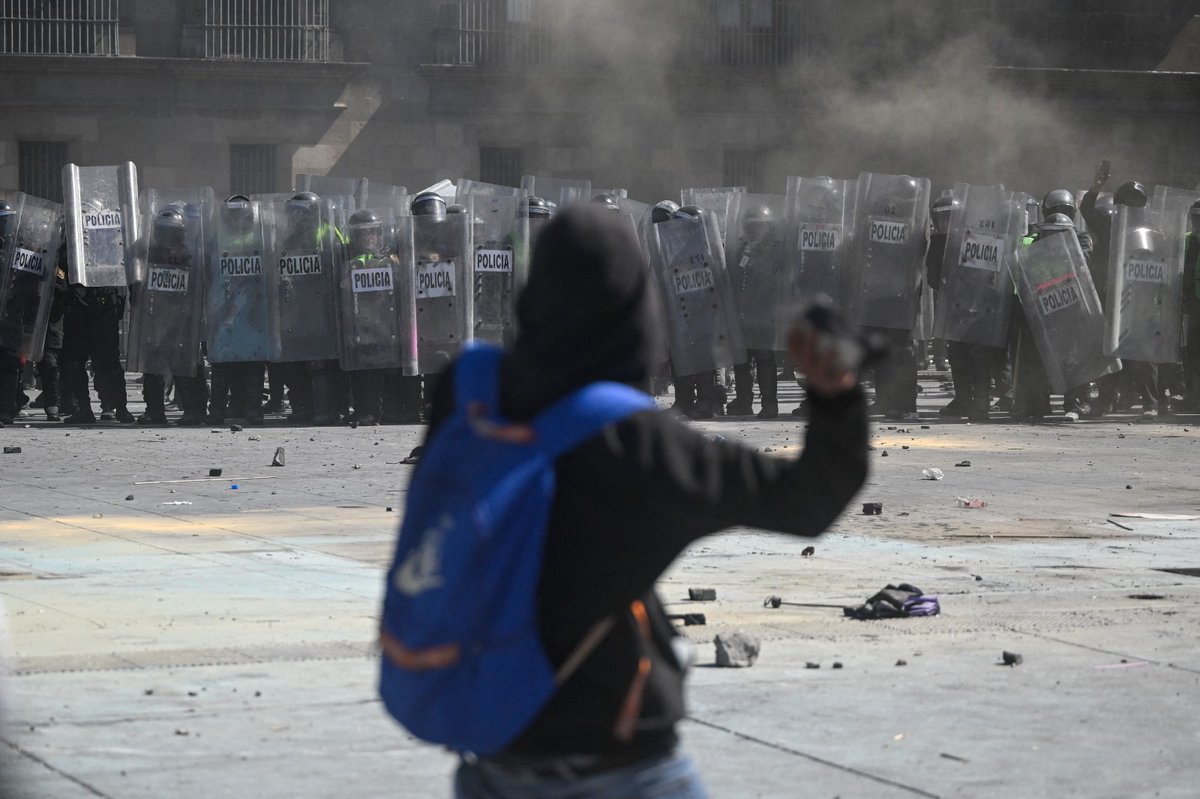 #MUNDO | La protesta de la autodenominada 'Generación Z' convocada este sábado en Ciudad de México, congregó a miles de mexicanos y terminó con disturbios y enfrentamientos con la Policía en el Zócalo, en frente del Palacio Nacional; hubo una veintena de heridos.

La marcha en