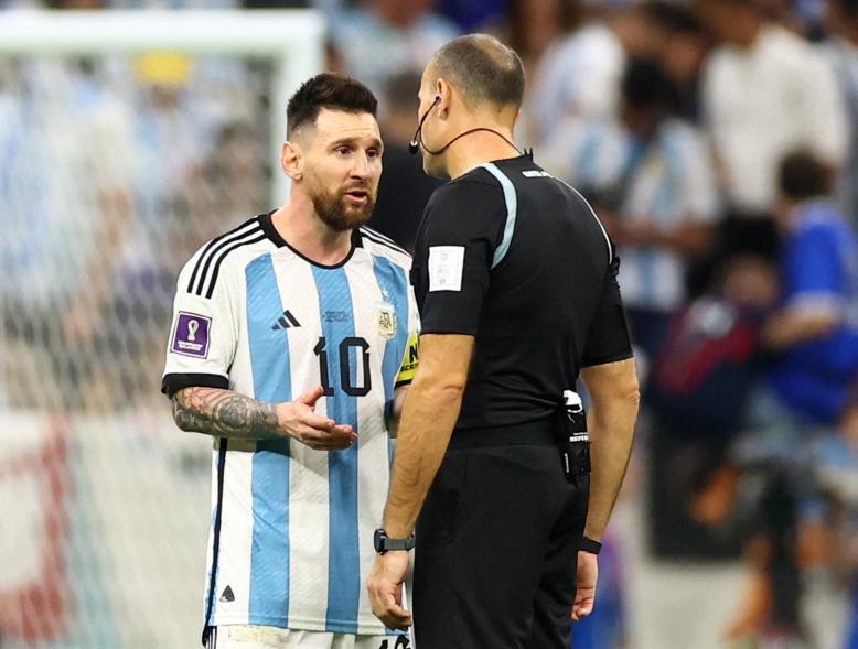 BizarreFootyTax's tweet image. Marco Veratti: "The referees always favour Lionel Messi. He can make a foul, point fingers to the ref face and the ref won't give him a card."